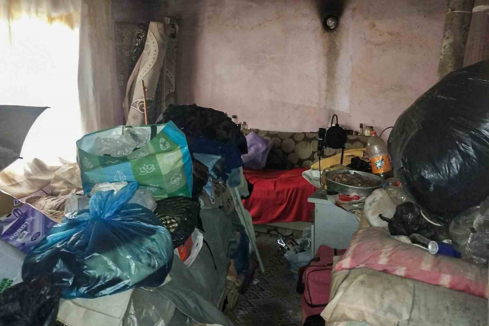 Aydın’da iki çöp evden 13 kamyon çöp çıktı
