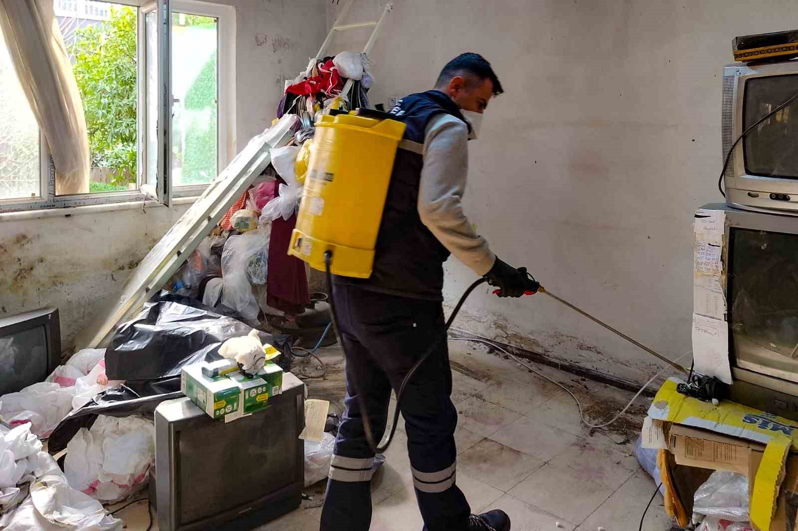 Aydın’da iki çöp evden 13 kamyon çöp çıktı
