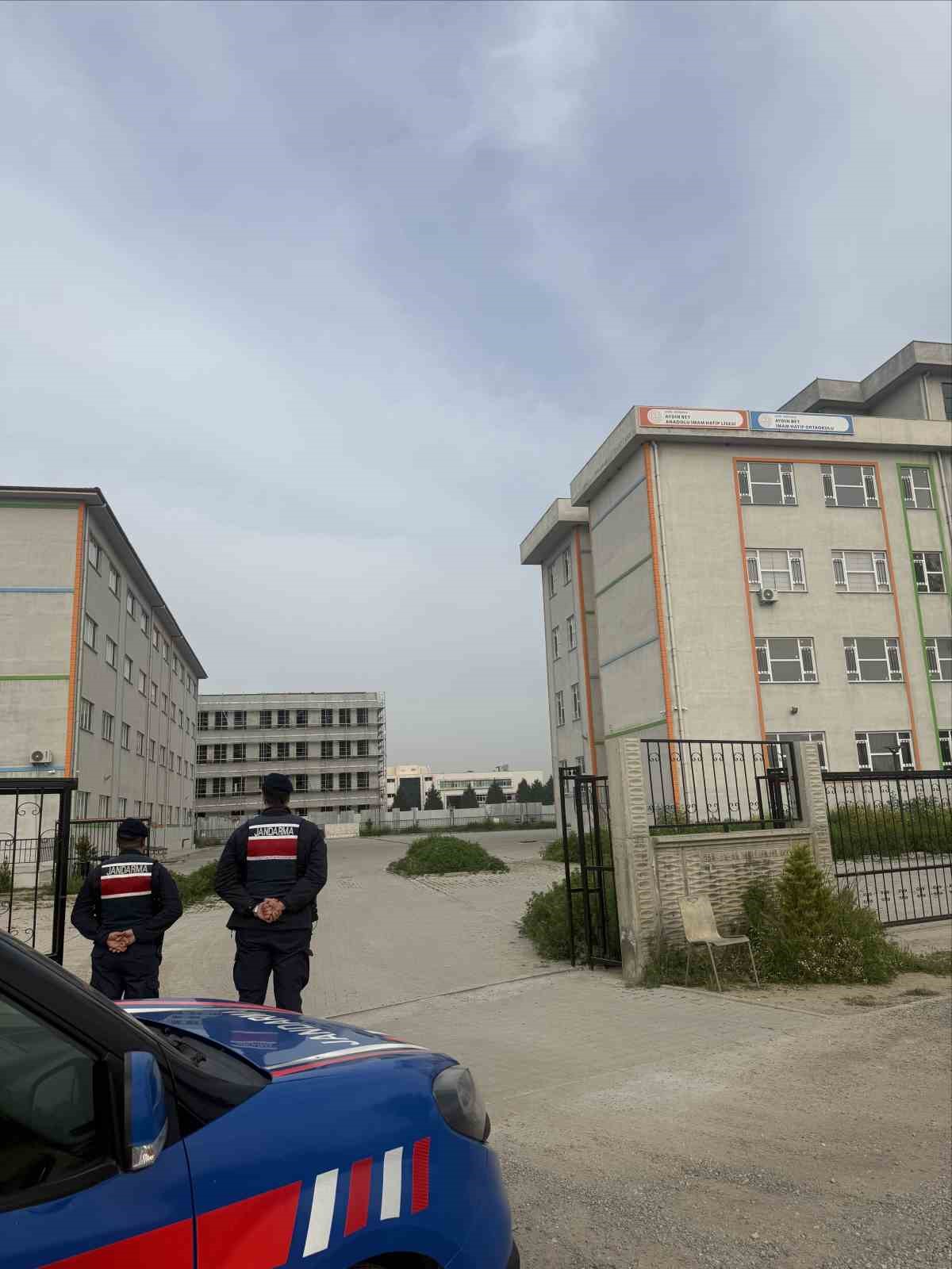 Aydın’da jandarma ekipleri okul önlerindeki güvenlik tedbirlerini arttırdı
