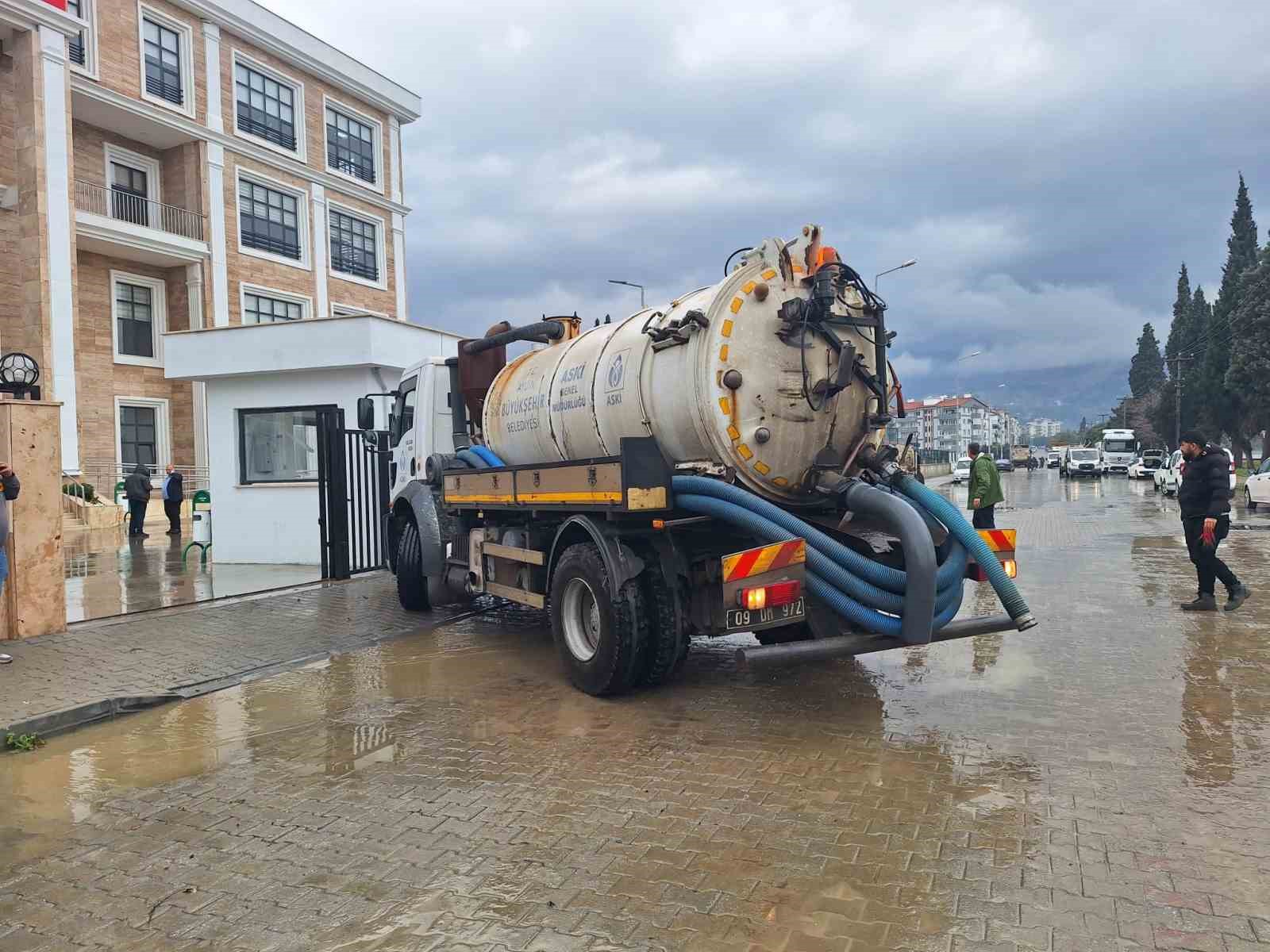 Aydın’da kuvvetli yağışlara büyükşehir ve ASKİ’den anında müdahale
