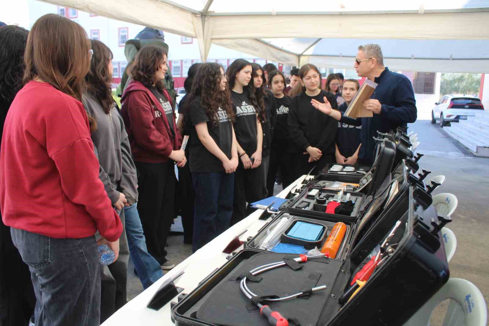 Aydın’da liseli gençlere jandarma okulları tanıtıldı
Aydın’da liseli gençlere jandarma okulları tanıtıldı