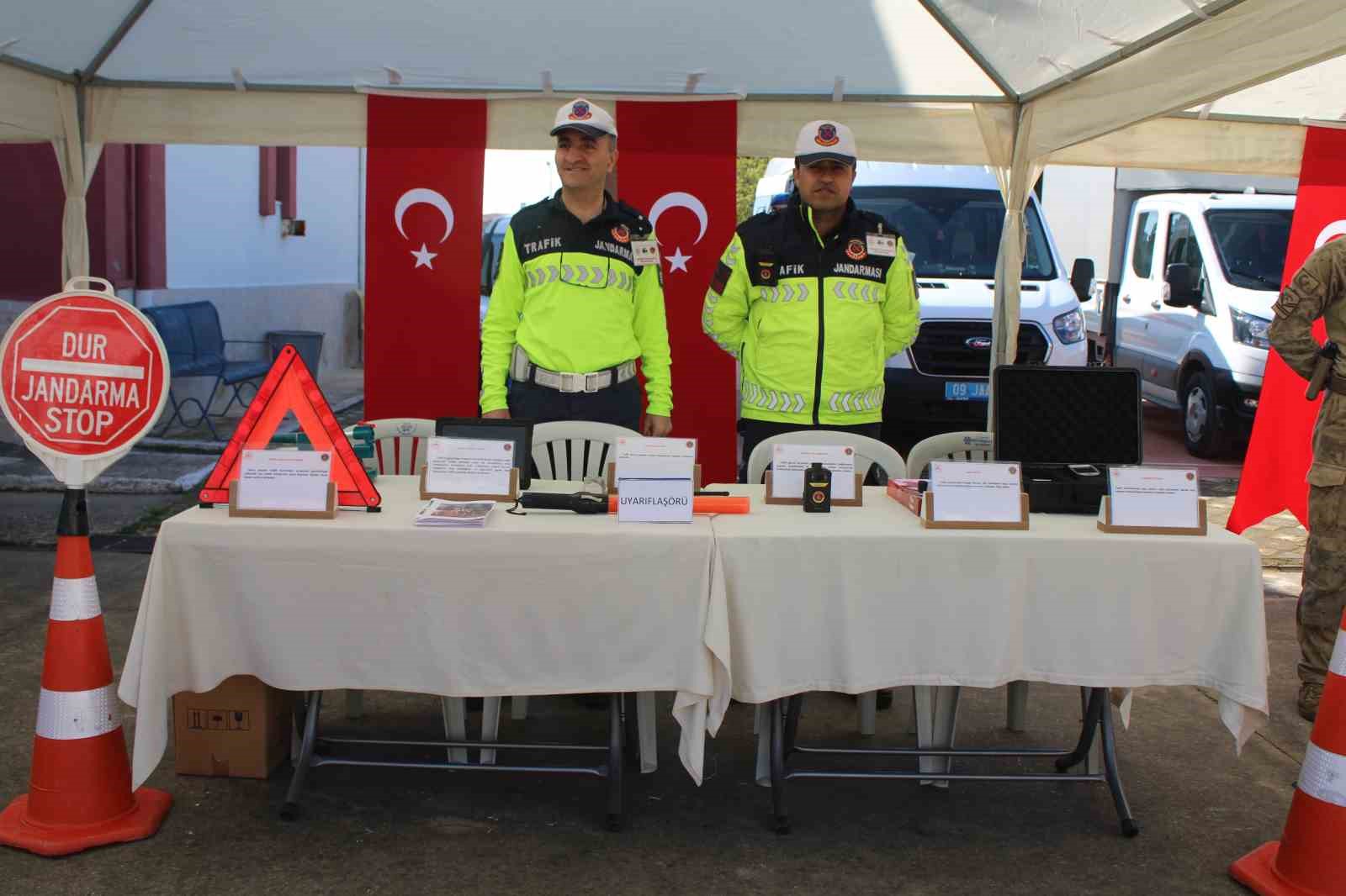 Aydın’da liseli gençlere jandarma okulları tanıtıldı
Aydın’da liseli gençlere jandarma okulları tanıtıldı