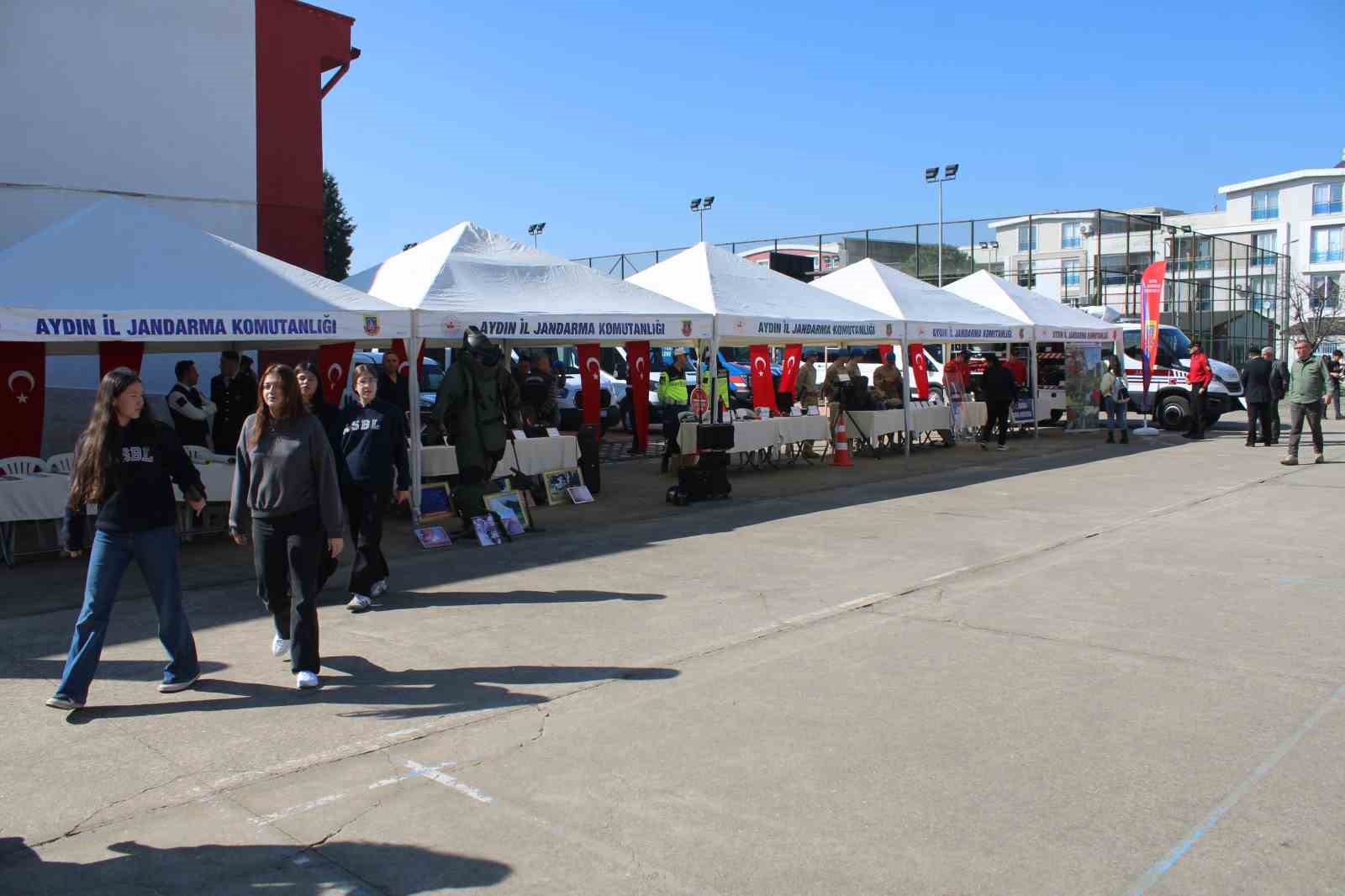 Aydın’da liseli gençlere jandarma okulları tanıtıldı
Aydın’da liseli gençlere jandarma okulları tanıtıldı