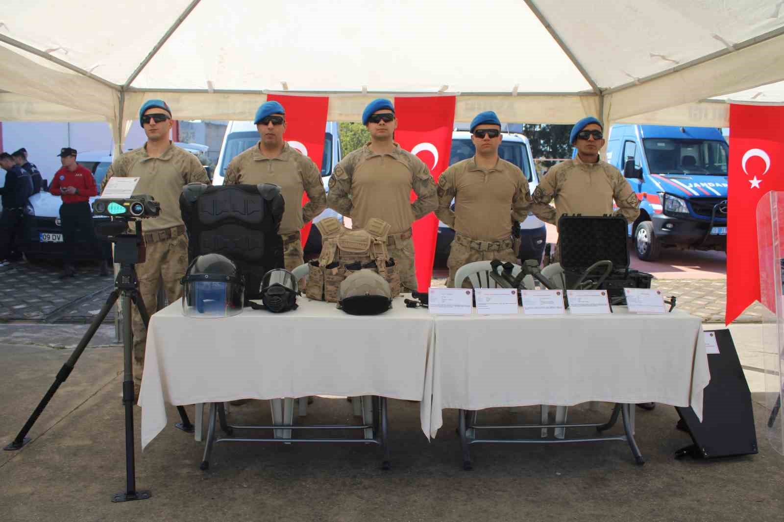 Aydın’da liseli gençlere jandarma okulları tanıtıldı
Aydın’da liseli gençlere jandarma okulları tanıtıldı