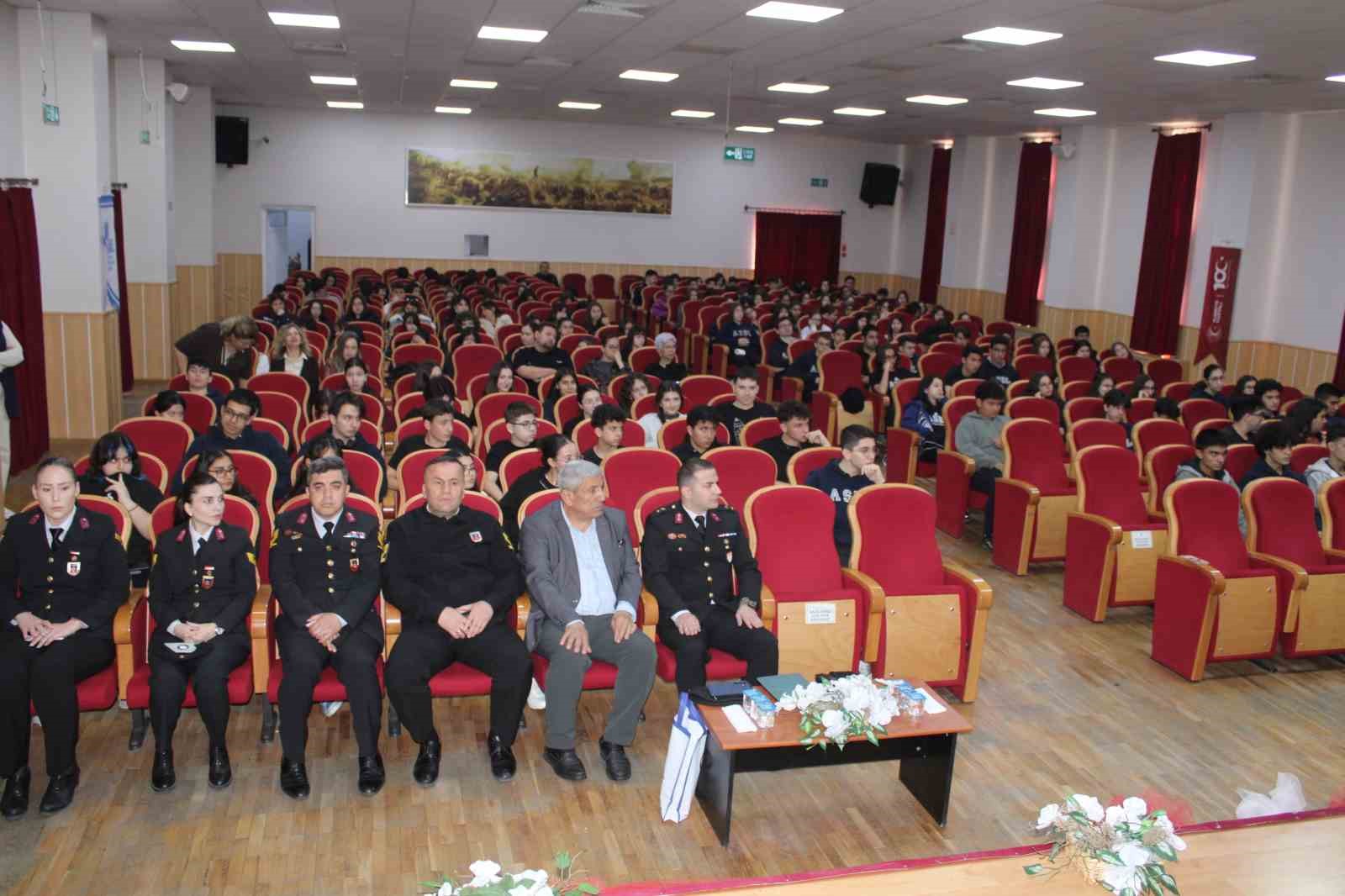 Aydın’da liseli gençlere jandarma okulları tanıtıldı
Aydın’da liseli gençlere jandarma okulları tanıtıldı