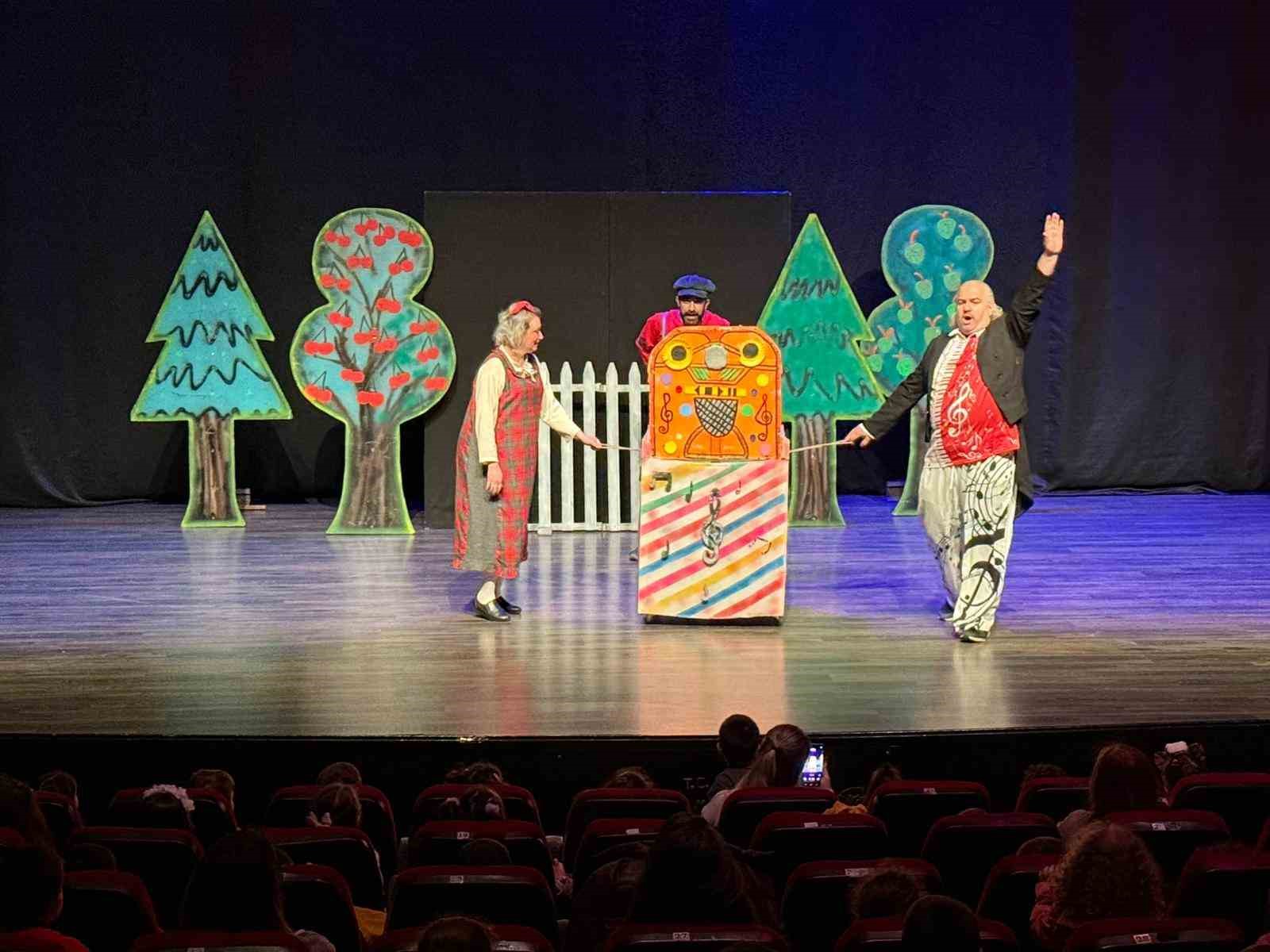 Aydın’da minikler tiyatro ile buluştu
