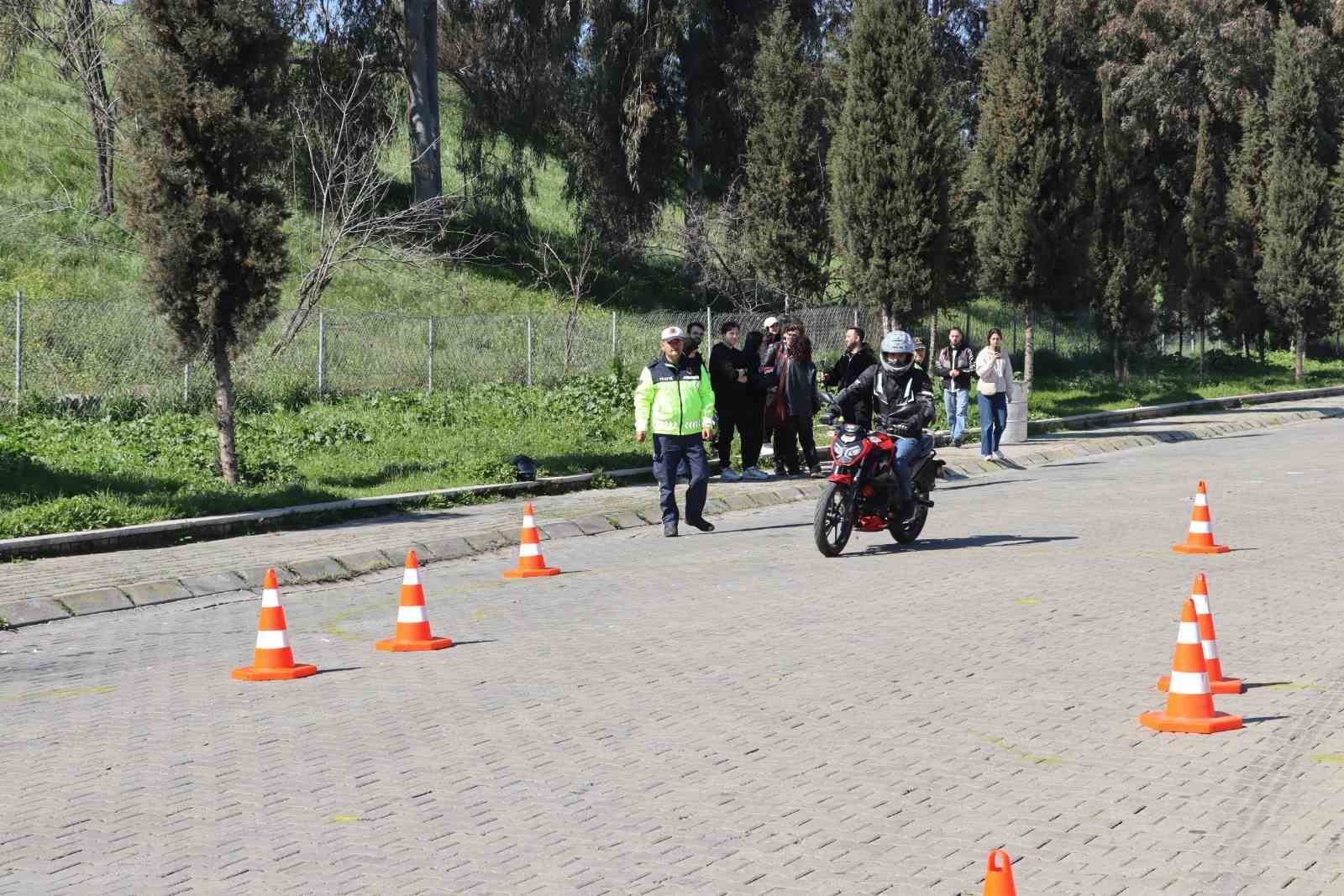 Aydın’da motosiklet sürücülerine güvenli sürüş eğitimi
