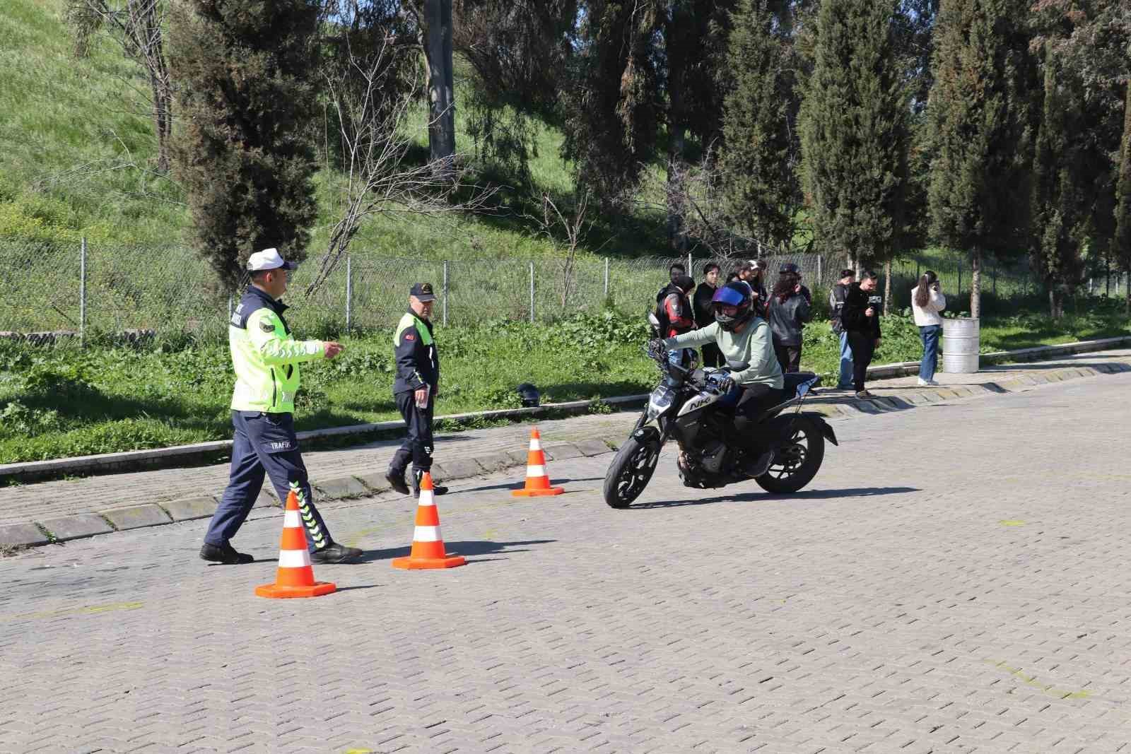 Aydın’da motosiklet sürücülerine güvenli sürüş eğitimi
