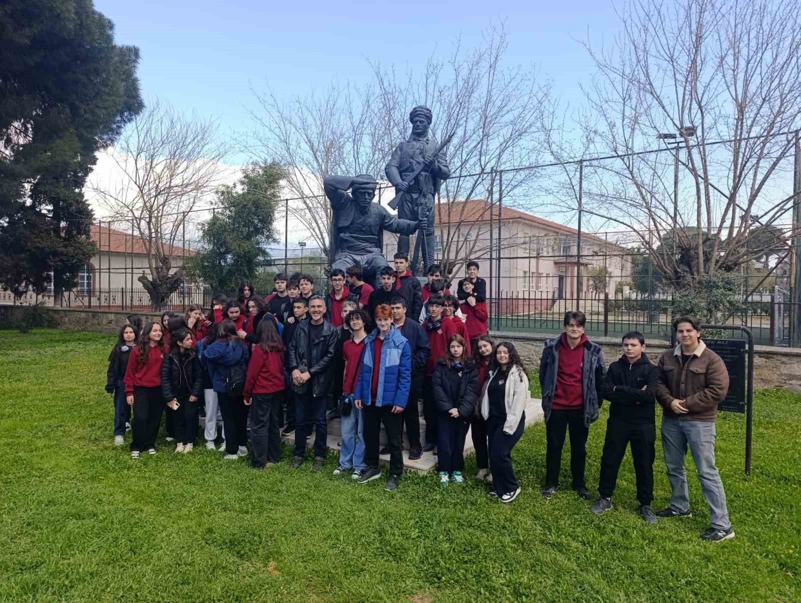 Aydın’da öğrenciler şehitleri andı
