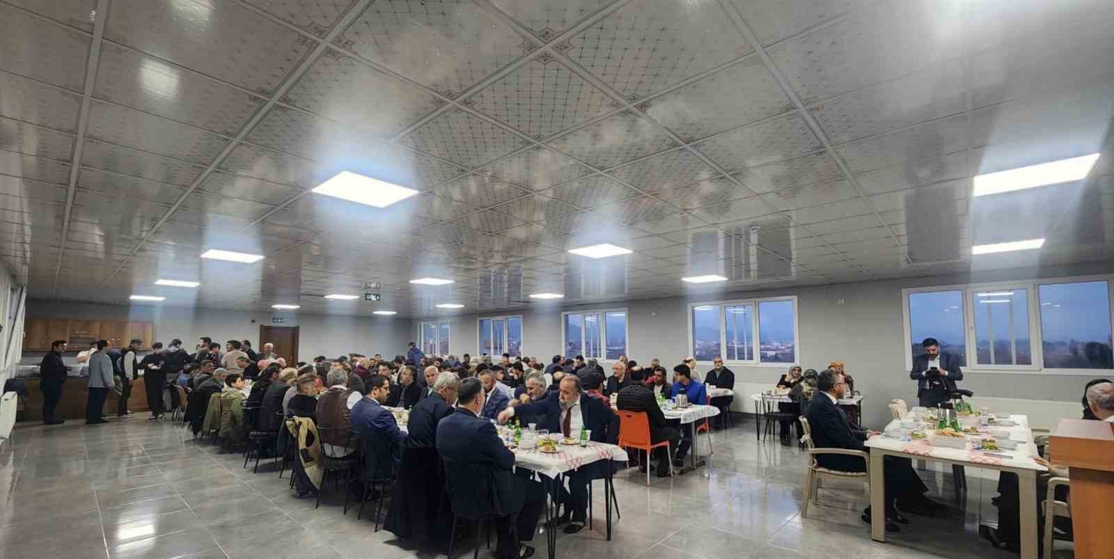 Aydın’da protokol ve öğrenciler ‘İyilik Sofrası’nda bir araya geldi
Aydın’da protokol ve öğrenciler ‘İyilik Sofrası’nda bir araya geldi