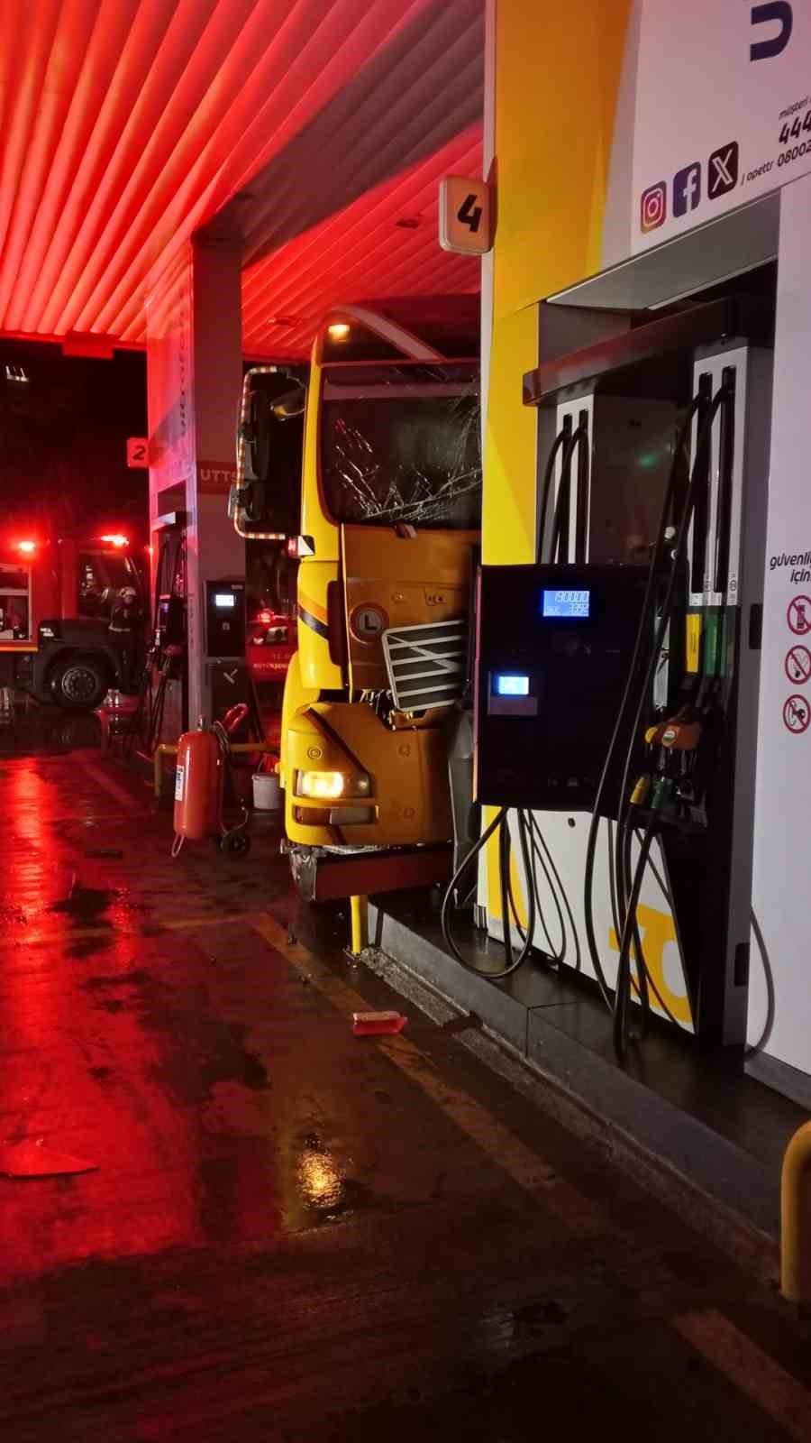 Aydın’da vinç akaryakıt istasyonuna daldı
