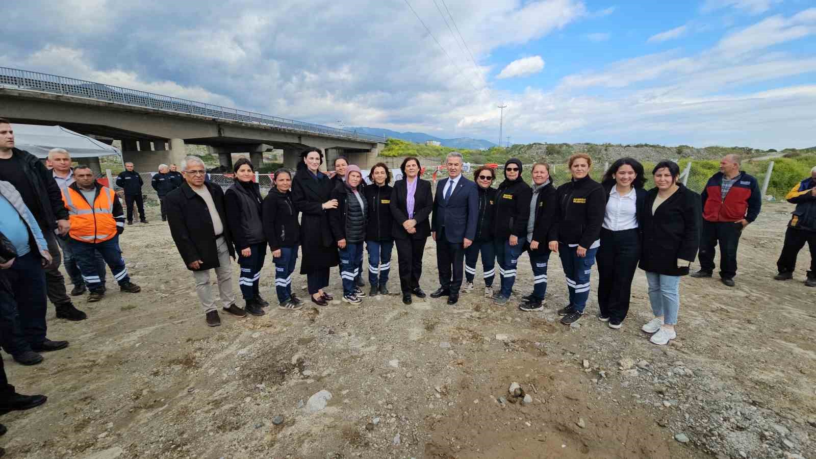 Aydın’ın ilek bahçeleri törenle hizmete açıldı
Aydın’ın ilek bahçeleri törenle hizmete açıldı