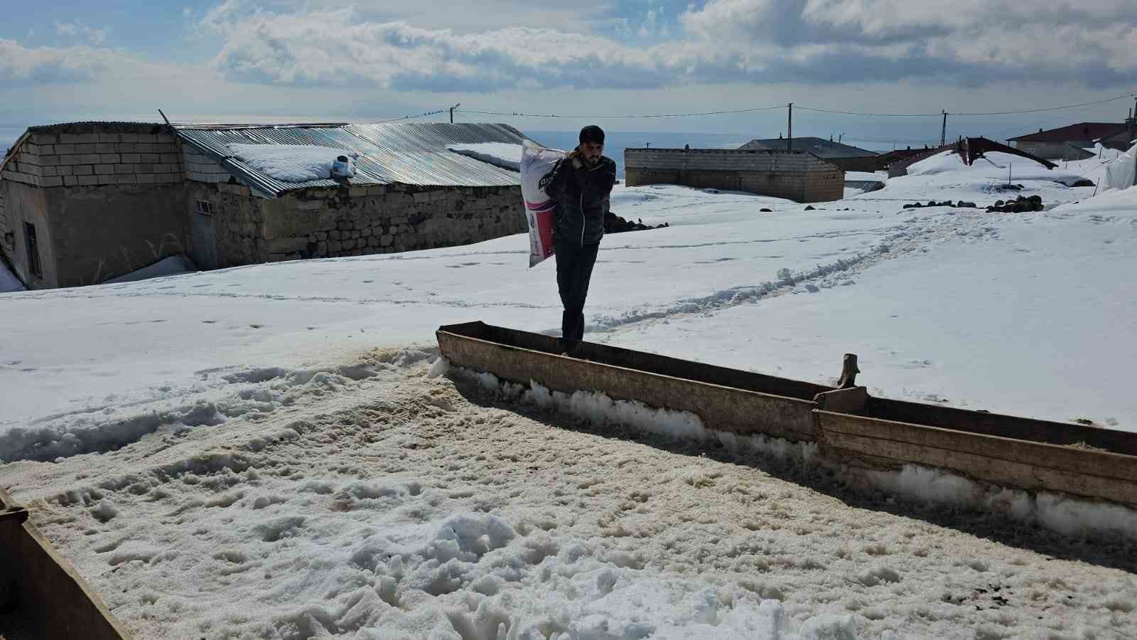 Aydınlar beldesinde iki mevsim bir arada yaşanıyor
