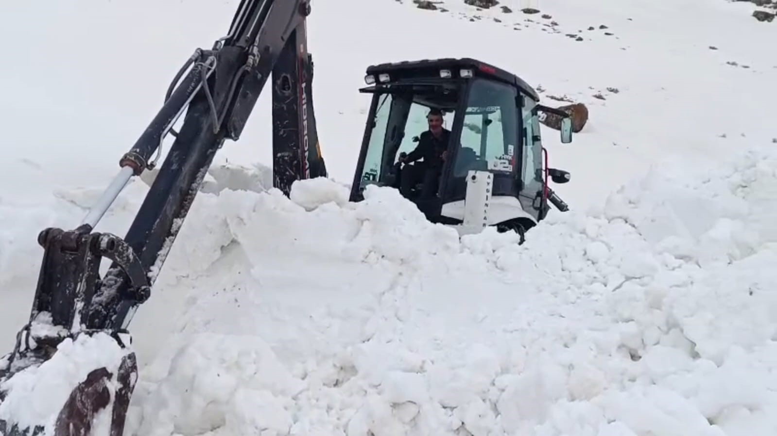 Aydınlar beldesinde karla mücadele çalışması sürüyor
