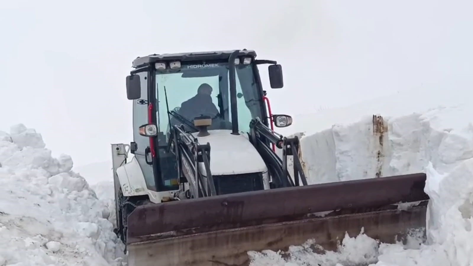 Aydınlar beldesinde karla mücadele çalışması sürüyor
