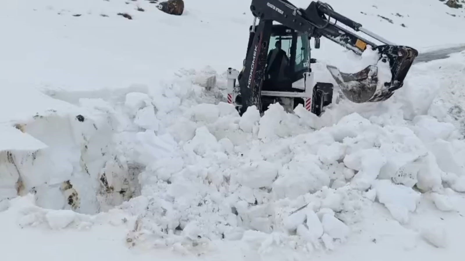 Aydınlar beldesinde karla mücadele çalışması sürüyor
