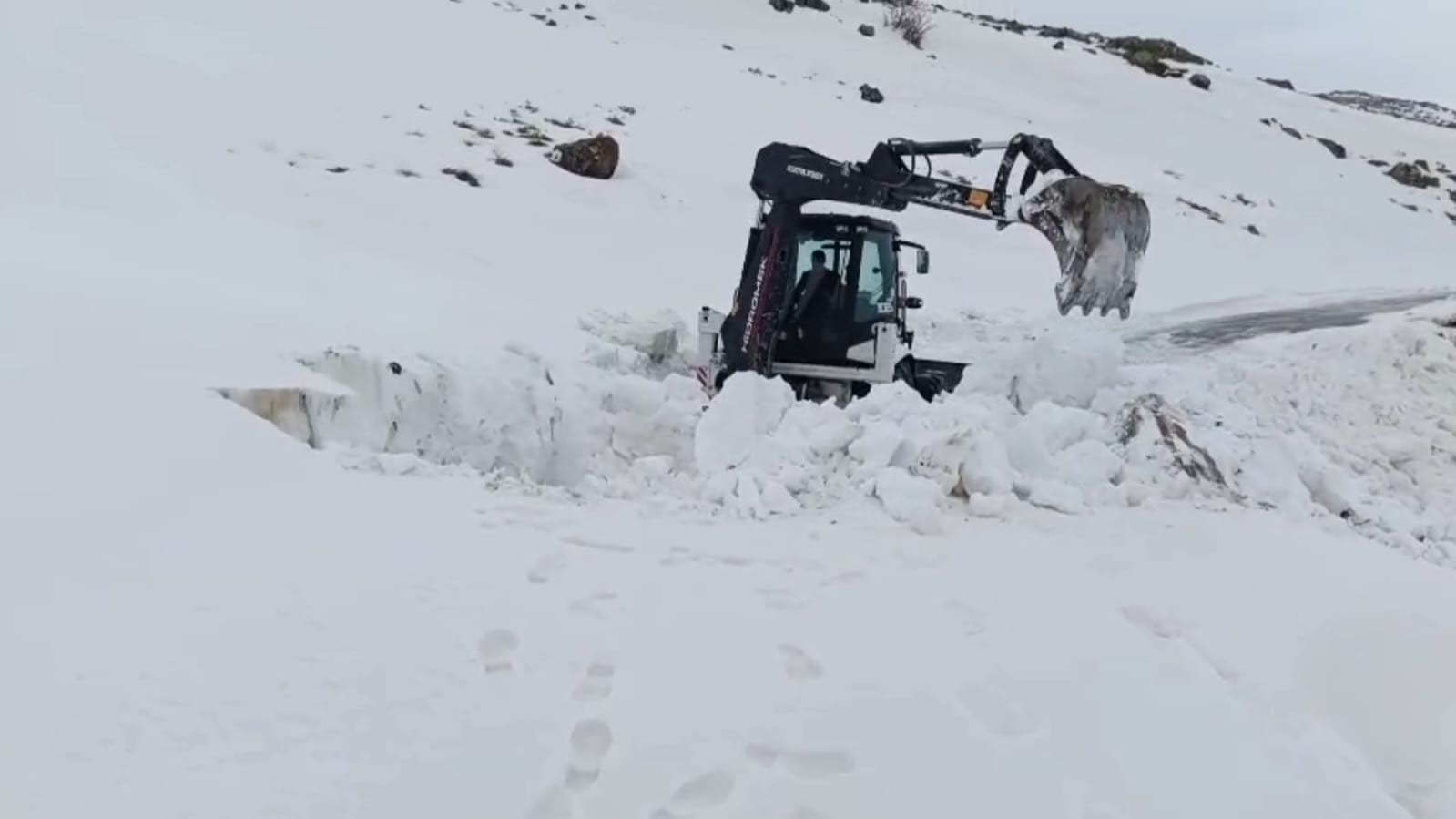 Aydınlar beldesinde karla mücadele çalışması sürüyor
