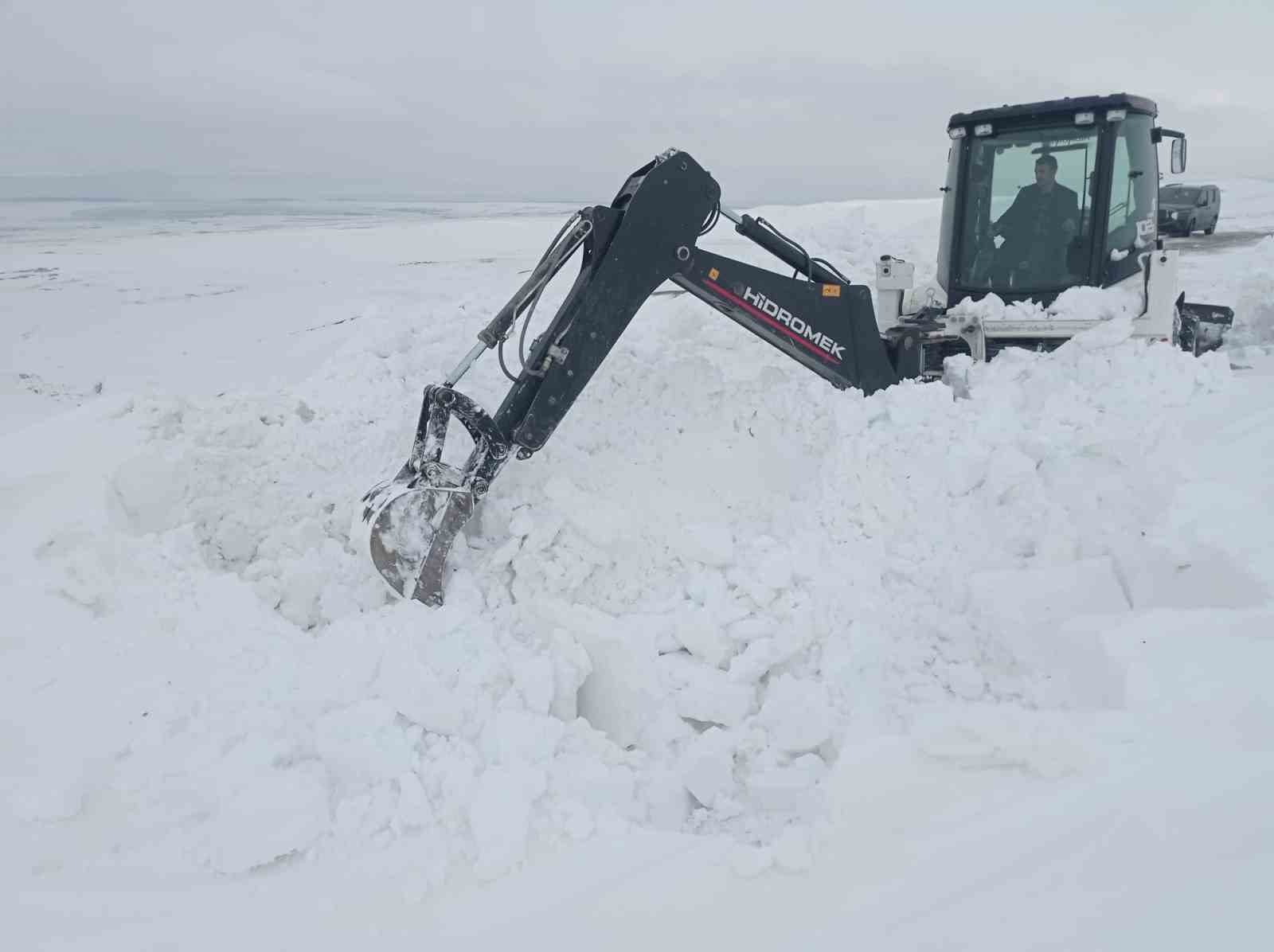 Aydınlar beldesinde karla mücadele çalışması
