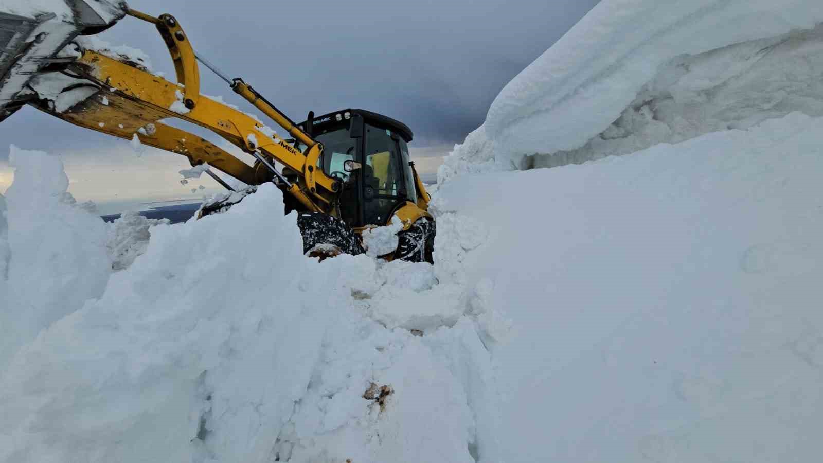 Aydınlar beldesinde karla mücadele devam ediyor
