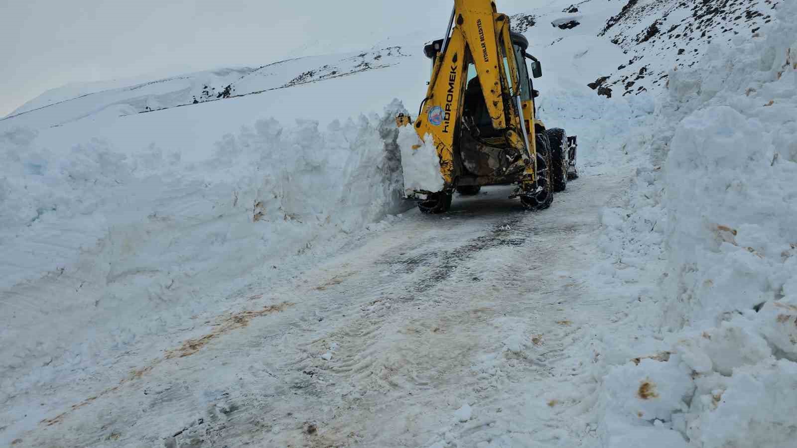 Aydınlar beldesinde karla mücadele devam ediyor

