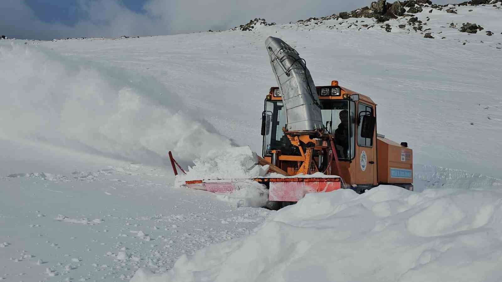 Aydınlar’da kar hayatı felç etti: Valilikten kar savurma makinesi desteği
