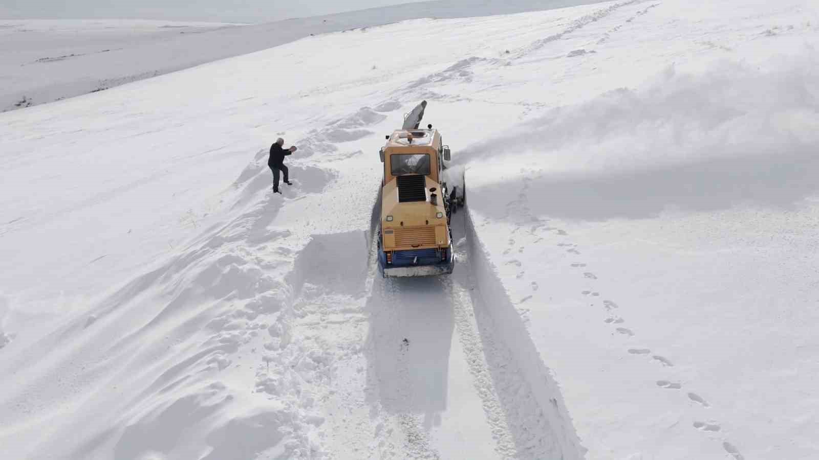 Aydınlar’da kar hayatı felç etti: Valilikten kar savurma makinesi desteği
