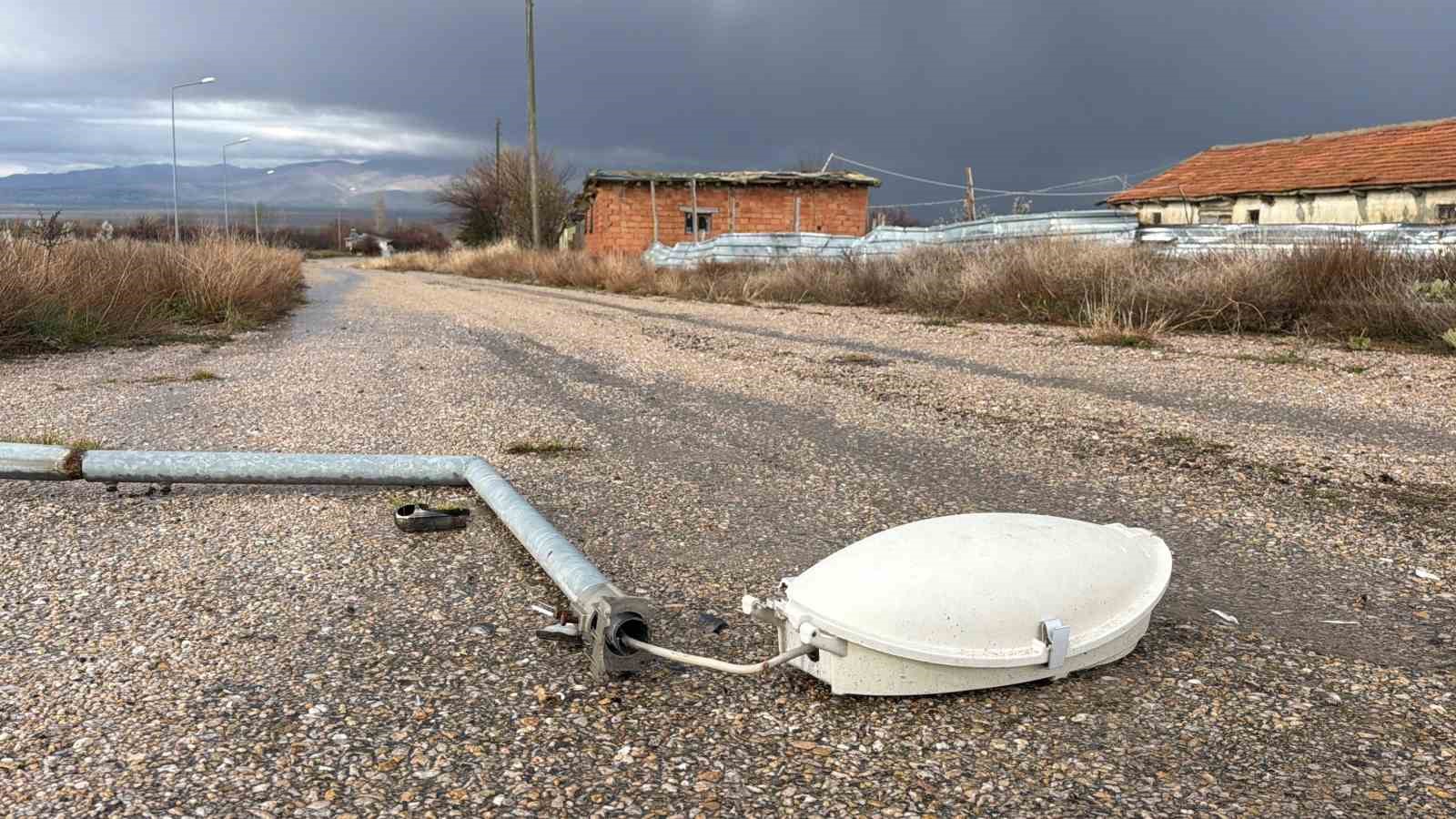 Aydınlatma direği yol ortasına devrildi, faciadan dönüldü
