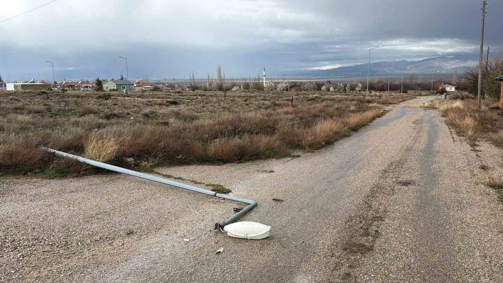 Aydınlatma direği yol ortasına devrildi, faciadan dönüldü
