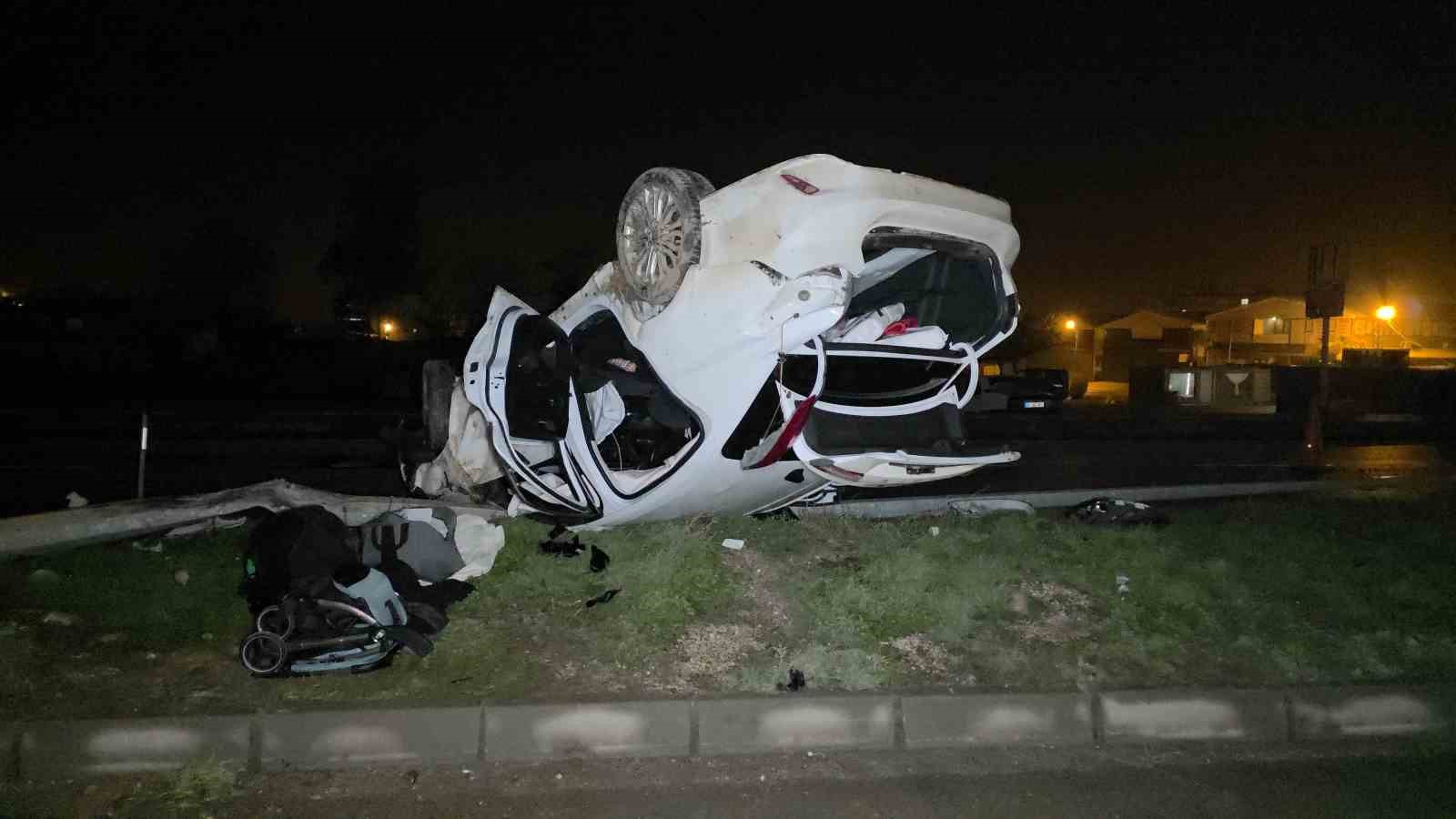 Aydınlatma direğine çarpan otomobil takla attı: 1 yaşındaki bebek öldü, anne ve baba yaralandı
