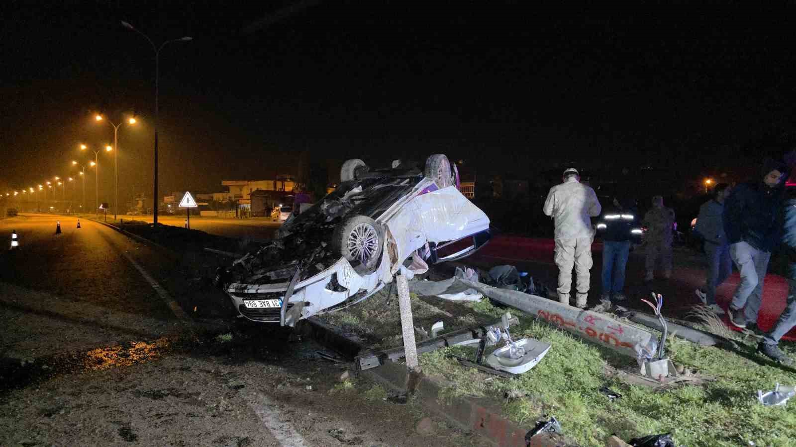 Aydınlatma direğine çarpan otomobil takla attı: 1 yaşındaki bebek öldü, anne ve baba yaralandı
