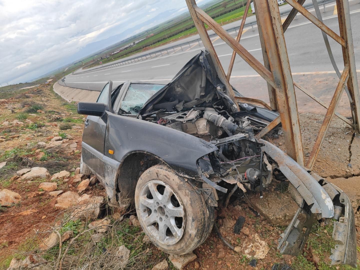 Aydınlatma direğine çarpan otomobilin sürücüsü öldü
