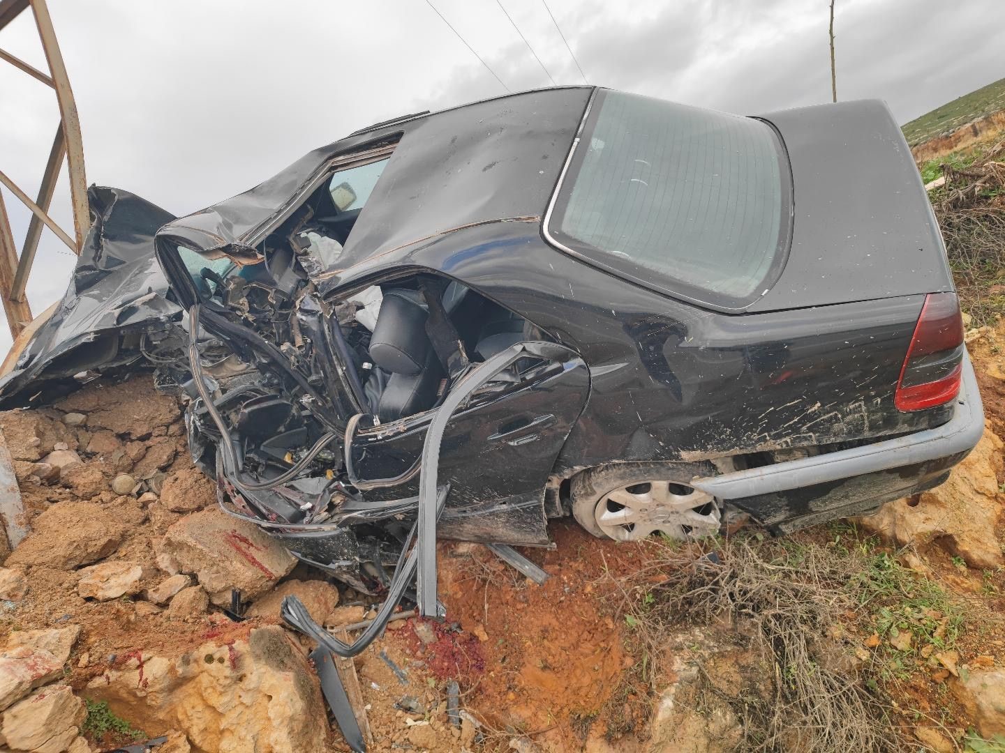 Aydınlatma direğine çarpan otomobilin sürücüsü öldü
