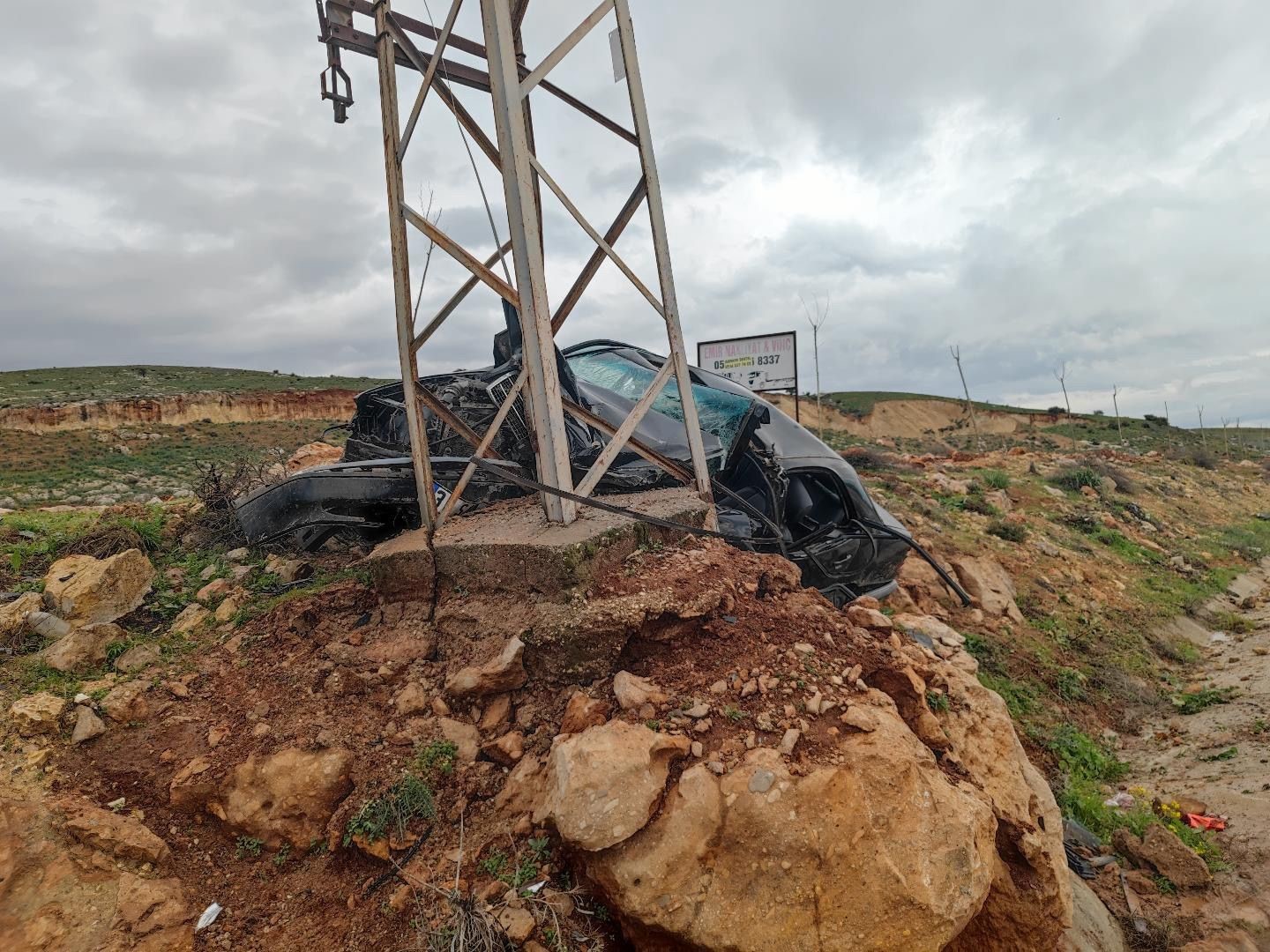 Aydınlatma direğine çarpan otomobilin sürücüsü öldü
