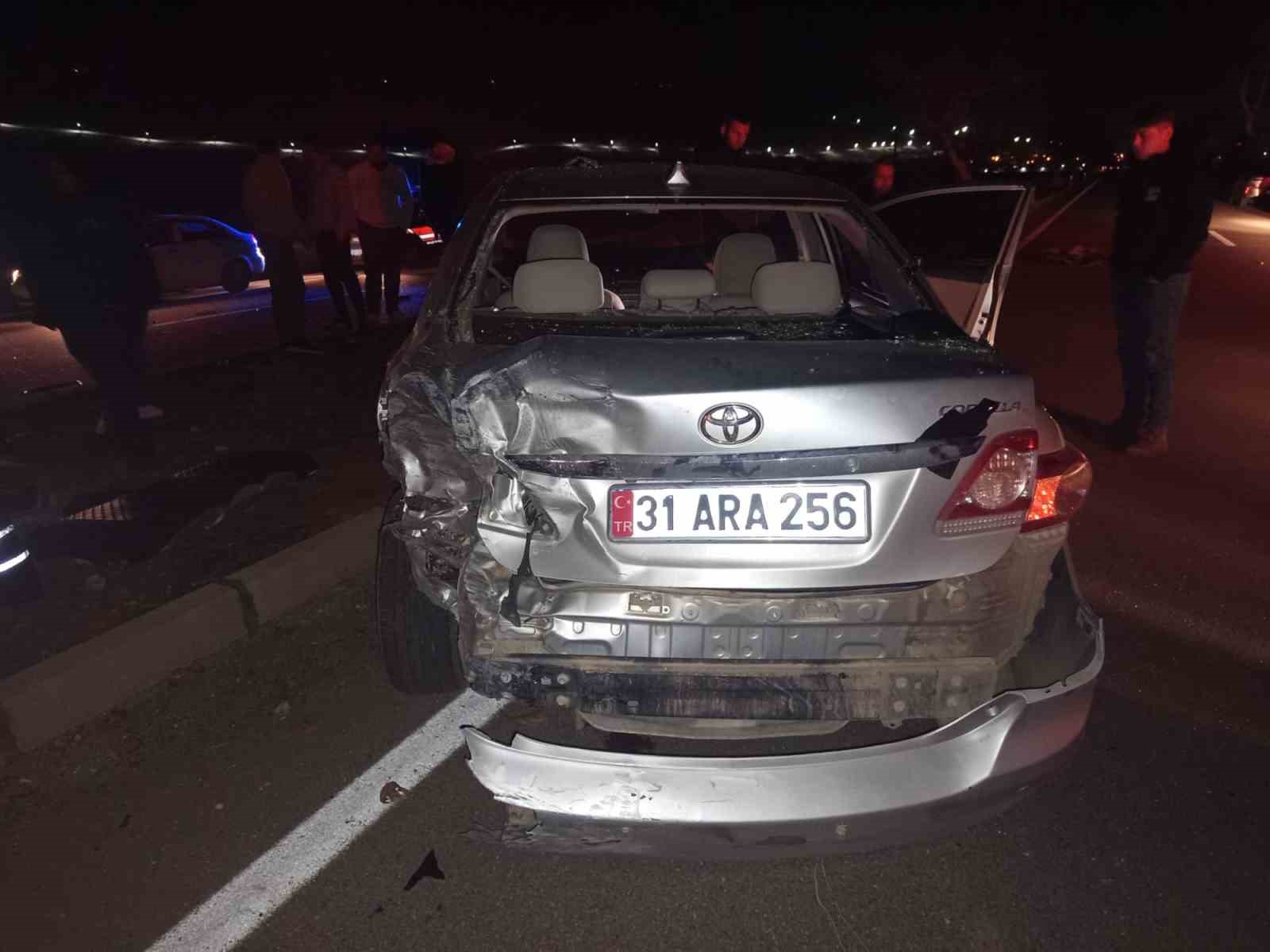 Aydınlatma direğine çarpan Tofaş hurdaya döndü: 2 yaralı
