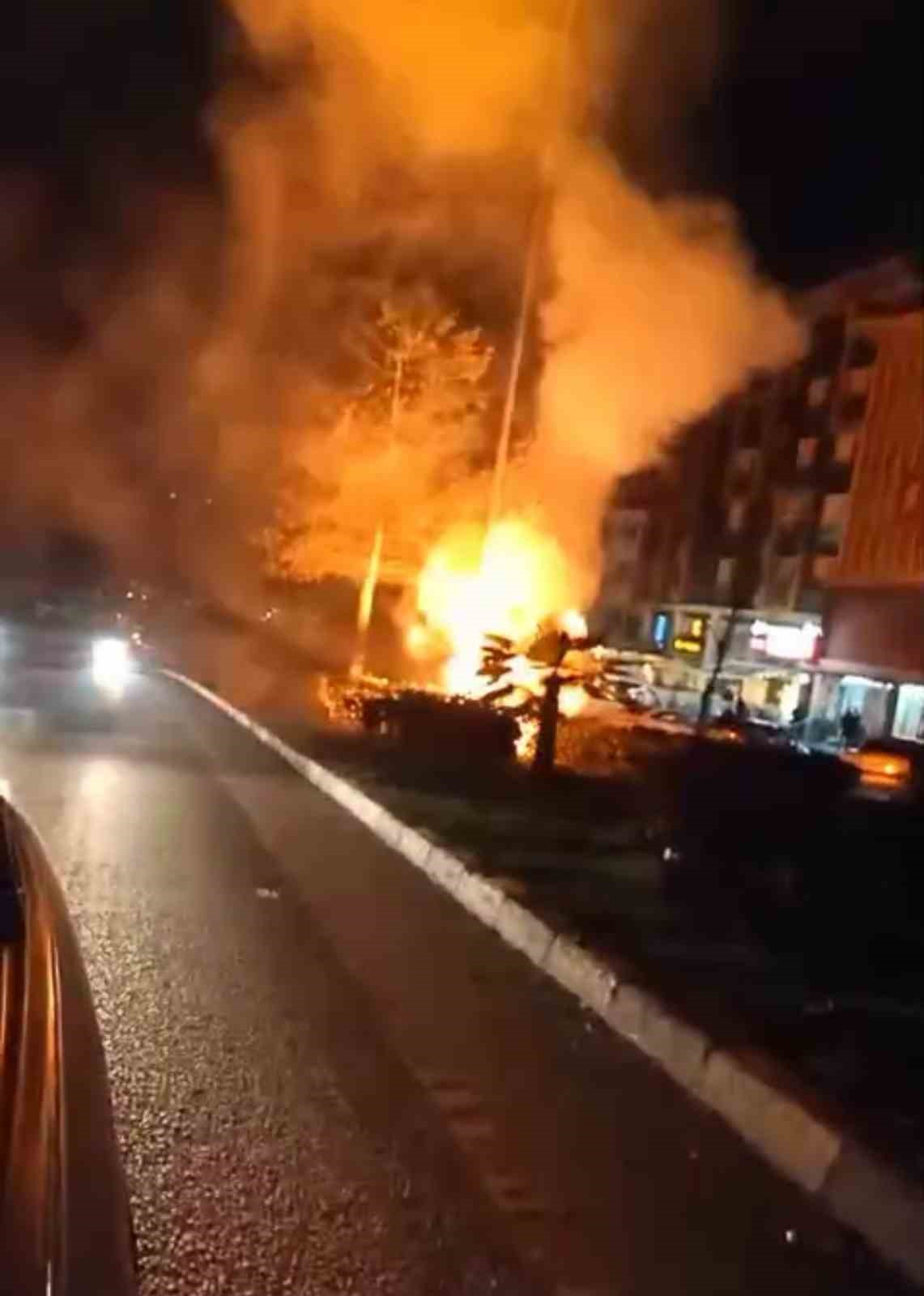 Aydınlatma direğinin kabloları alev aldı
