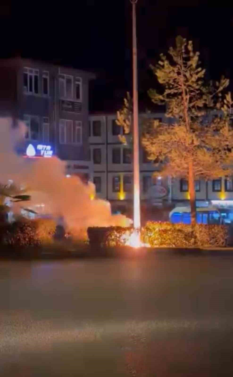 Aydınlatma direğinin kabloları alev aldı
