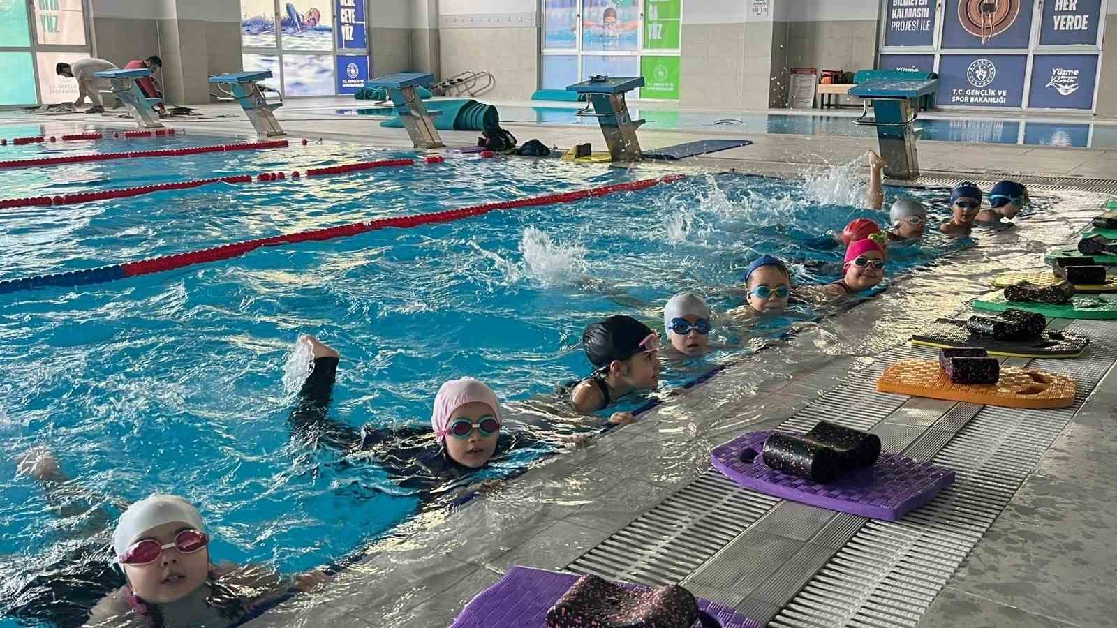 Aydınlı çocuklar yüzme öğrenip, tatilin tadını çıkarıyor
