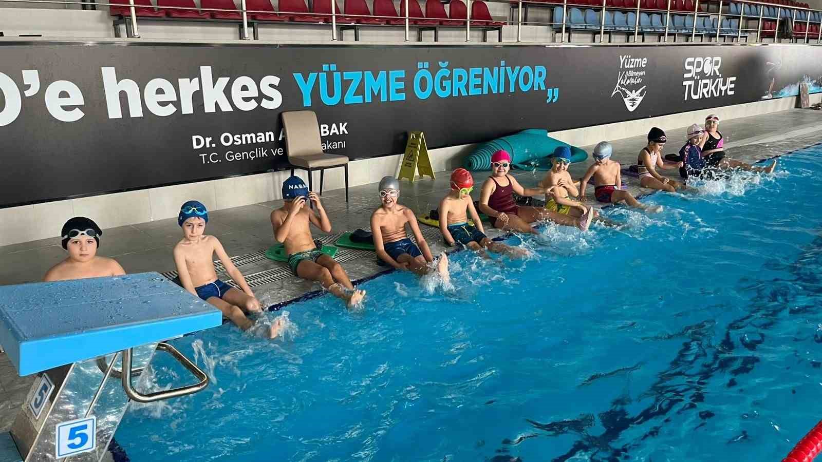 Aydınlı çocuklar yüzme öğrenip, tatilin tadını çıkarıyor
