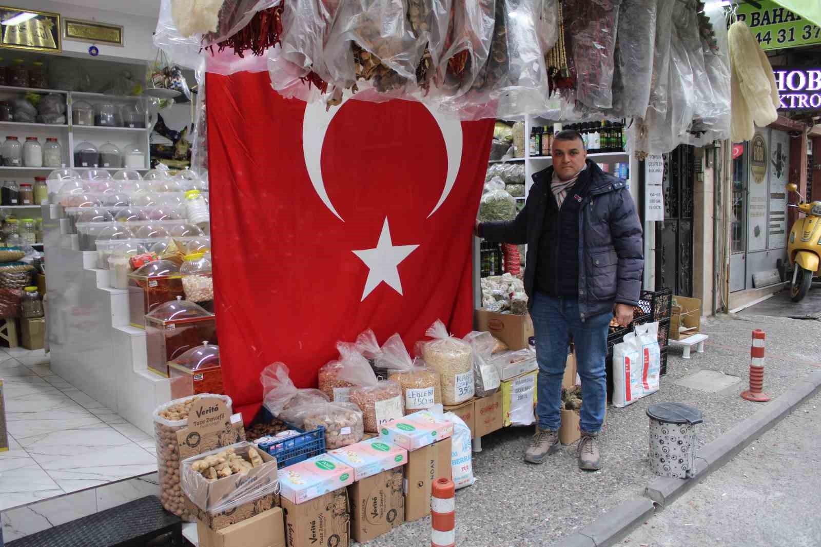 Aydınlı esnaftan ’5 metrelik’ bayrak tepkisi
Aydınlı esnaftan ’5 metrelik’ bayrak tepkisi