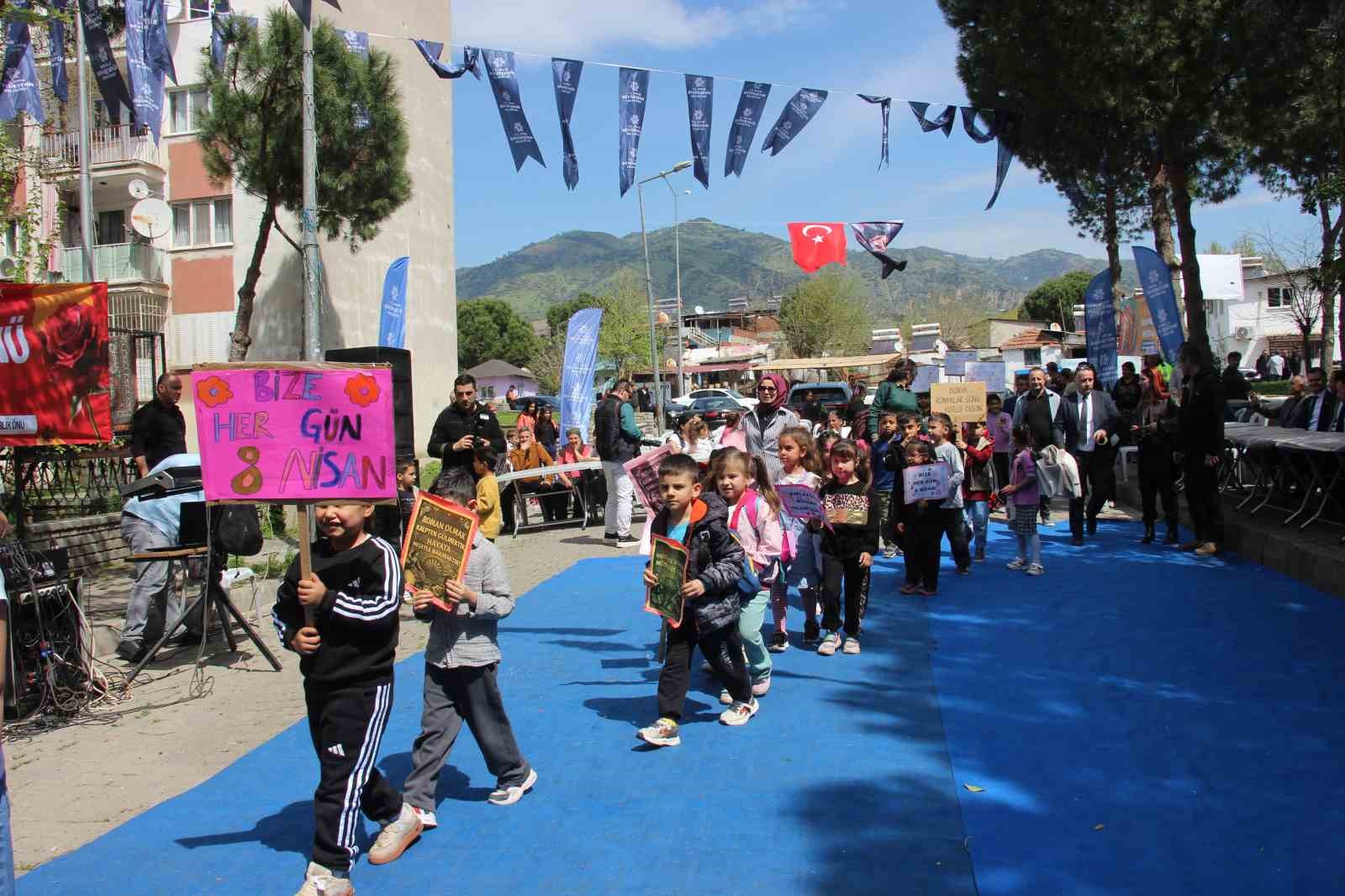 Aydınlı Romanlar günlerini doyasıya eğlenerek kutladı
