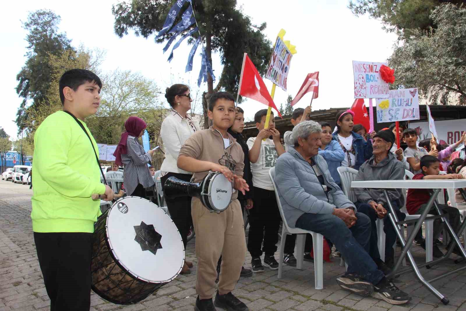 Aydınlı Romanlar günlerini doyasıya eğlenerek kutladı
