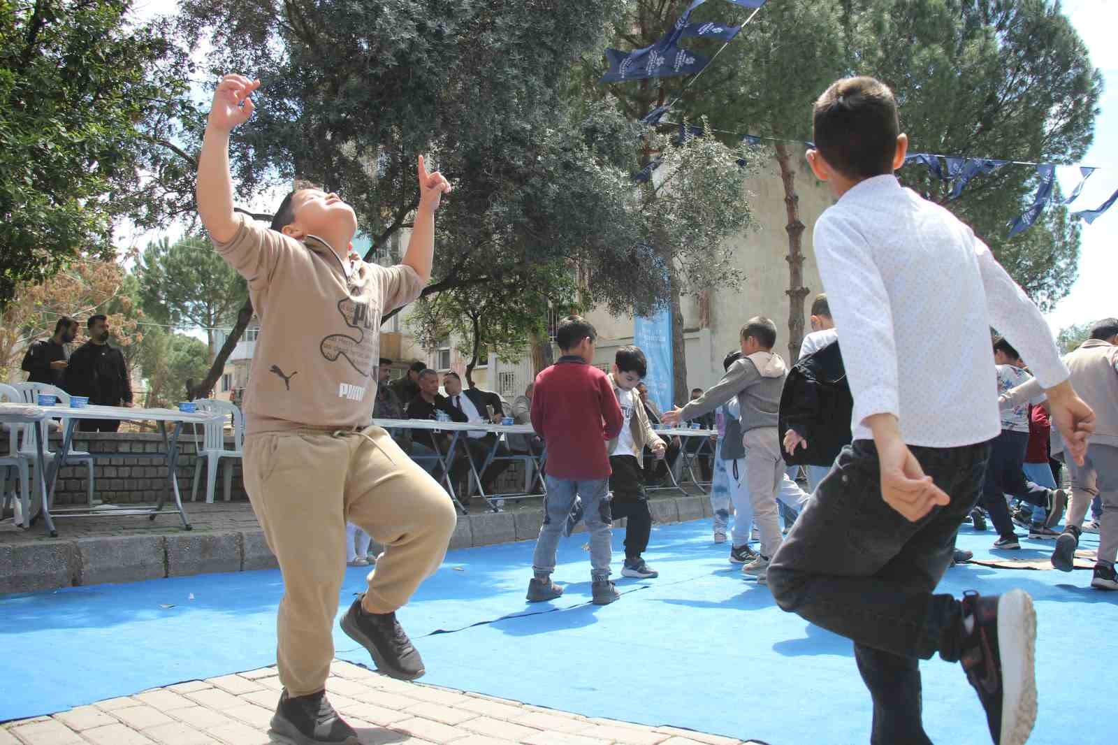 Aydınlı Romanlar günlerini doyasıya eğlenerek kutladı

