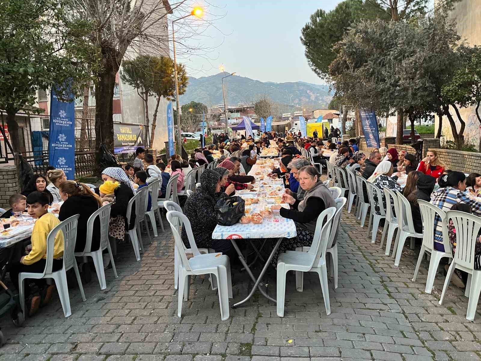Aydınlı vatandaşlar Büyükşehir’in iftar sofrasında buluştu
