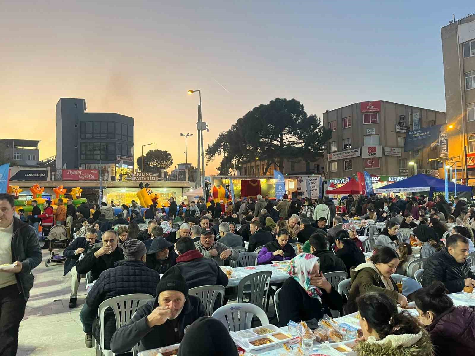 Aydınlı vatandaşlar Büyükşehir’in iftar sofrasında buluştu
