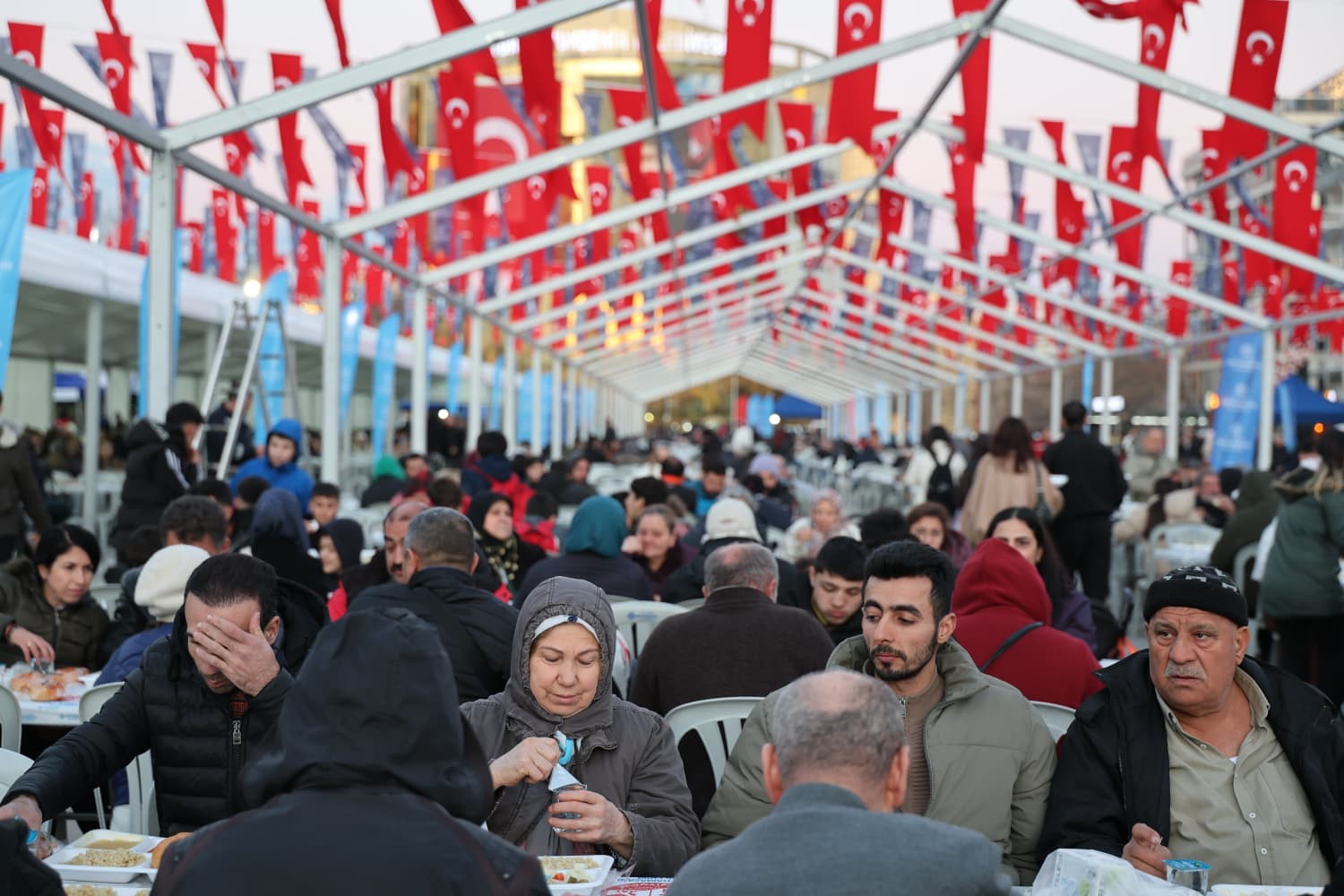 Aydınlılar Büyükşehir Belediyesi’nin iftar sofralarında buluşuyor
