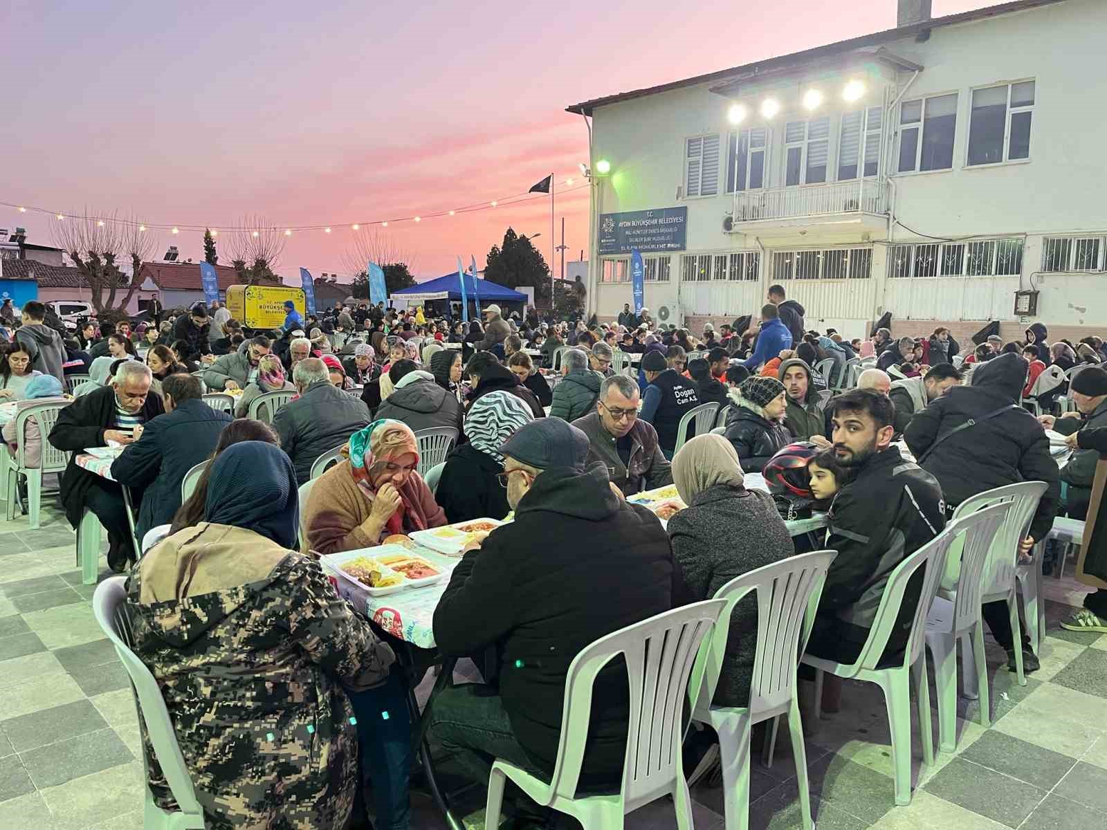 Aydınlılar Büyükşehir’in iftar sofrasında bir araya geldi
