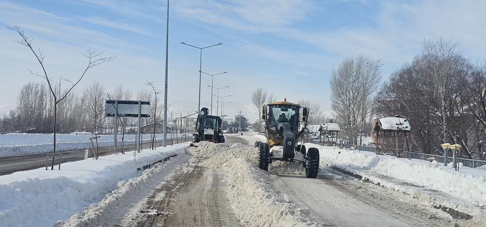 Aydıntepe’de karla mücadele ilçe genelinde devam ediyor
