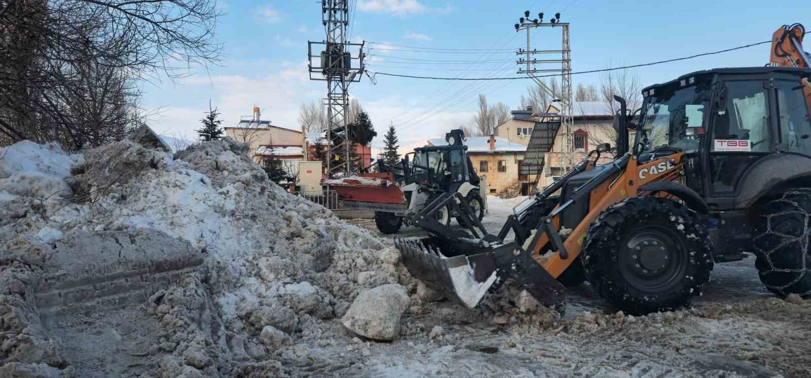 Aydıntepe’de karla mücadele ilçe genelinde devam ediyor
