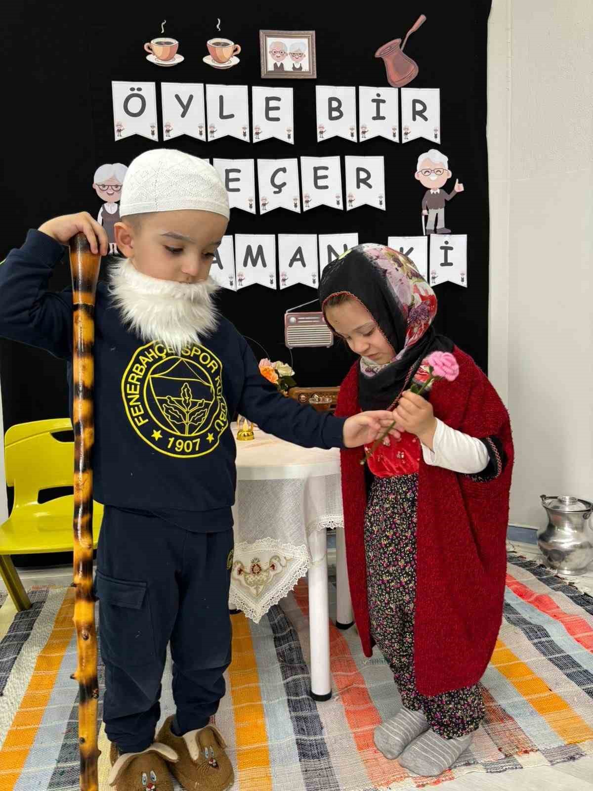 Aydıntepe’de minik öğrenciler Yaşlılar Haftası’nda büyüklerini canlandırdı
