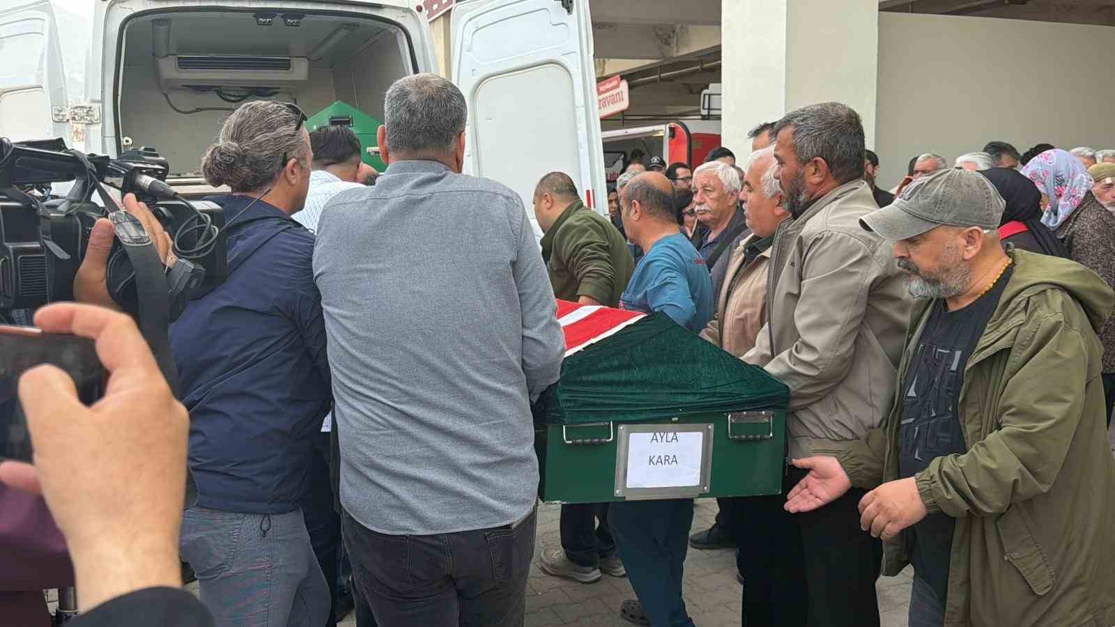 Ayla öğretmenin cenazesi yakınları tarafından hastane morgundan alındı
